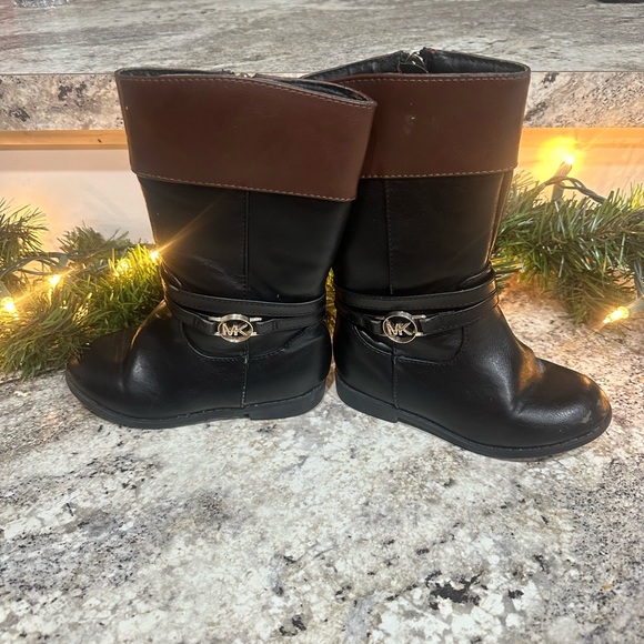 Kids Michael Kors Boots - Picture 4 of 8